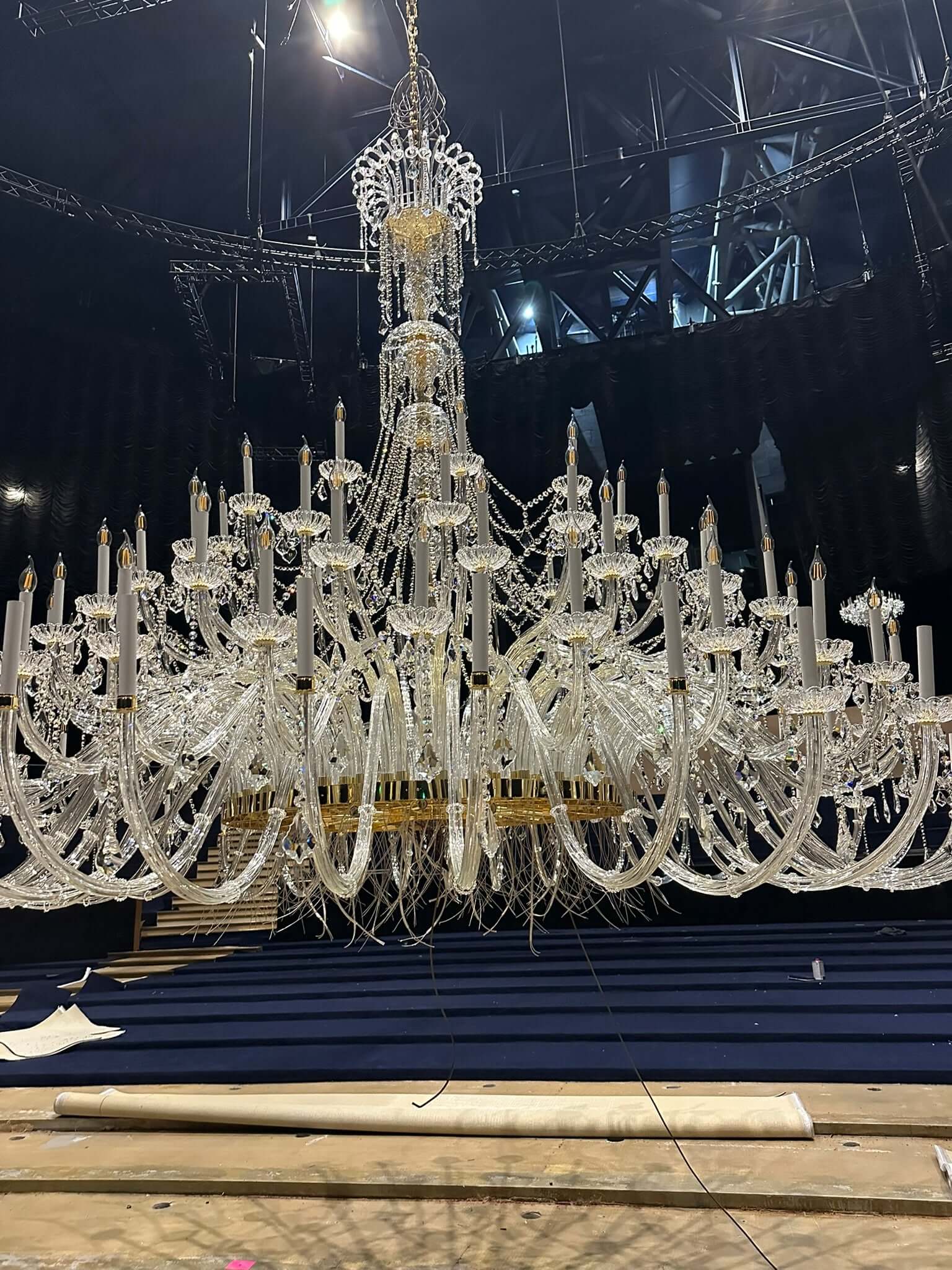 rießiger kronleuchter