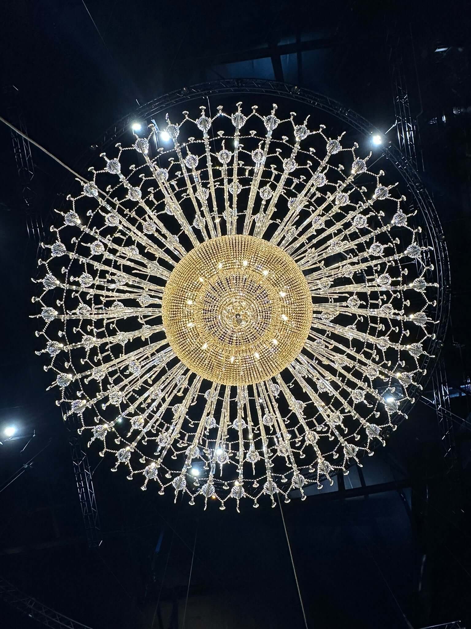 rießiger kronleuchter