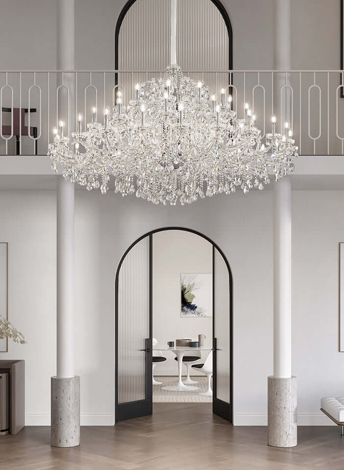 Masiero Aqaba Maria Theresa Kronleuchter Groß Ø215cm Höhe120cm 48Leuchten mit funkelnden Kristallen im modernen Wohnzimmer