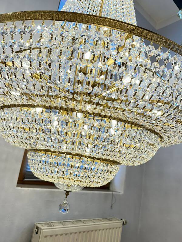 Elegant Kristall Korblüster in Spezialgold, 90cm Durchmesser, 110cm Höhe, funkelndes Design, ideal für Treppenhaus oder Galerie.