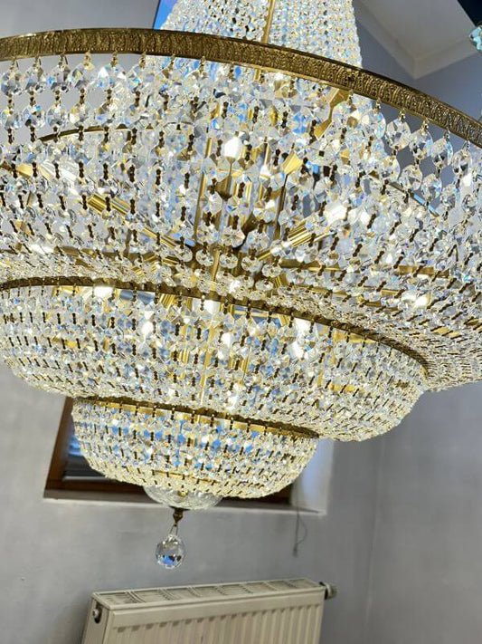Elegant Kristall Korblüster in Spezialgold, 90cm Durchmesser, 110cm Höhe, funkelndes Design, ideal für Treppenhaus oder Galerie.