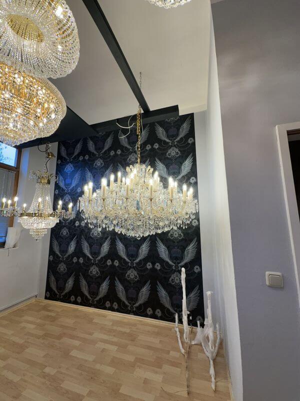 Luxus Kronleuchter Maria Theresia Ø120cm, gold with 36 LED arms, dimmable chandelier, featuring glass and crystal elements.