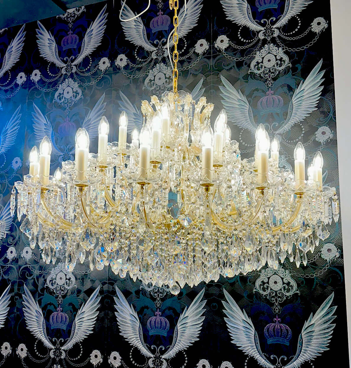 Luxus Kronleuchter Gold Maria Theresia Ø120cm with 36 crystal-covered arms, dimmable and customizable chain length, elegant design.