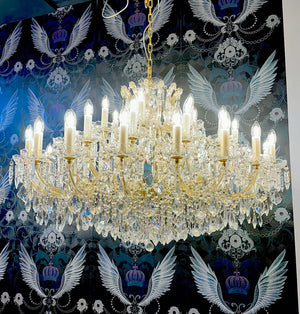 Luxus Kronleuchter Gold Maria Theresia Ø120cm with 36 crystal-covered arms, dimmable and customizable chain length, elegant design.