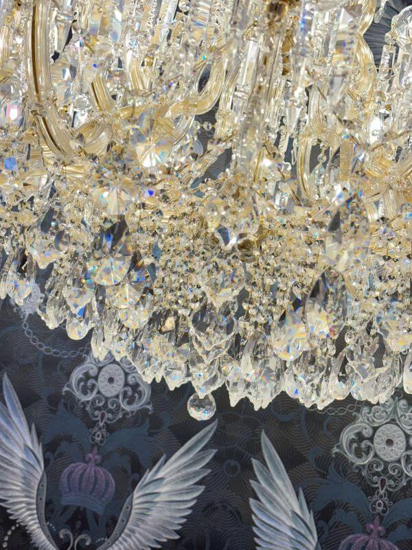 Luxus Kronleuchter Gold Maria Theresia mit Kristallglas-Armen und funkelnden Bleikristallen, Ø120cm, 36 Leuchten, elegantes Design.