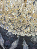 Luxus Kronleuchter Gold Maria Theresia mit Kristallglas-Armen und funkelnden Bleikristallen, Ø120cm, 36 Leuchten, elegantes Design.