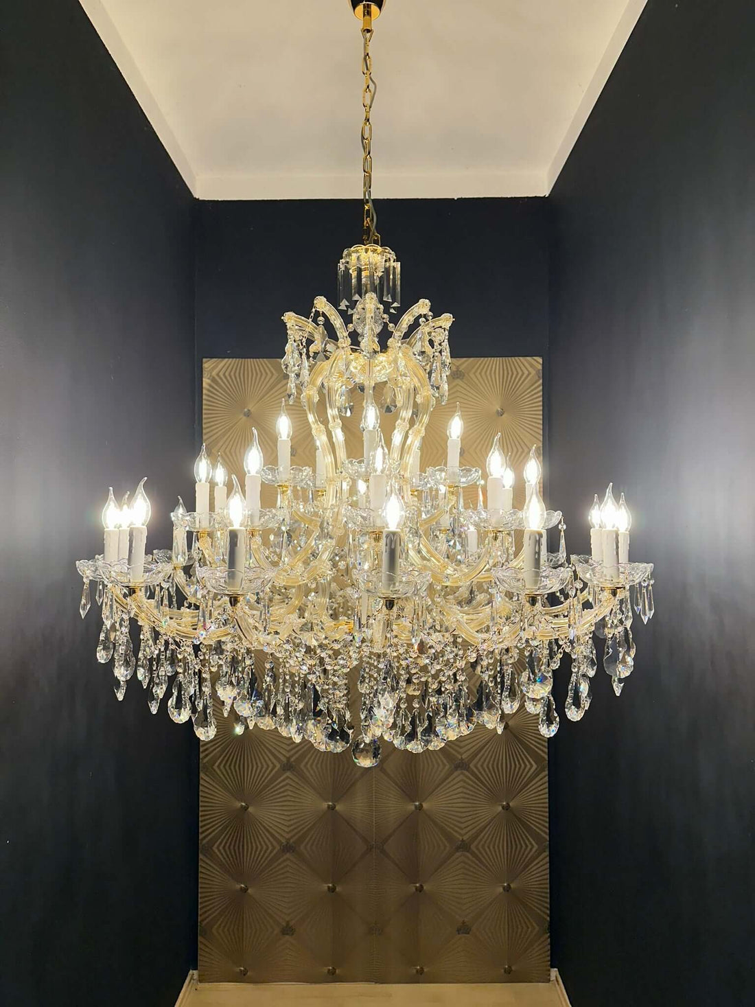 Luxus Kronleuchter Maria Theresia mit 31 Leuchten und funkelndem Bleikristall, Ø120cm, dimmbar.