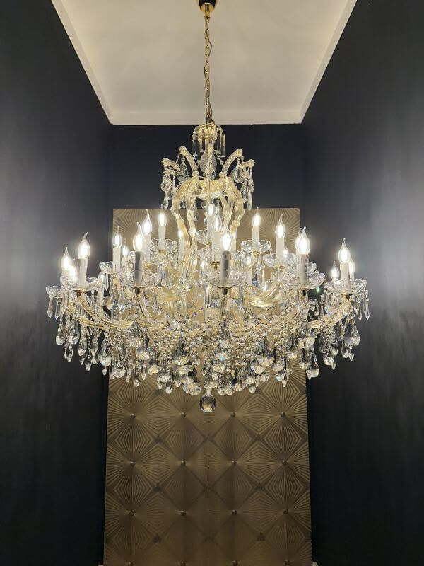 Luxus Kronleuchter Maria Theresia in Gold mit Kristallglas, Ø120cm, 15+10+5+1 Leuchten, dimmbar.