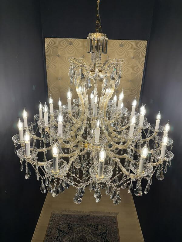 LUXUS KRONLEUCHTER Gold Maria Theresia Ø120cm mit 31 Leuchten und funkelndem Kristallglas.