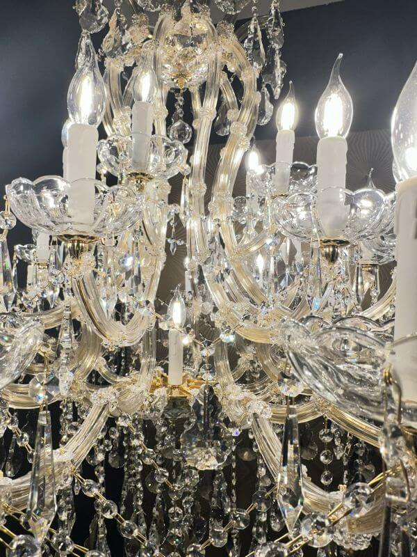 Luxus Kronleuchter mit Kristallglas und Dimmfunktion, Ø120cm, elegante Beleuchtung für jeden Raum.
