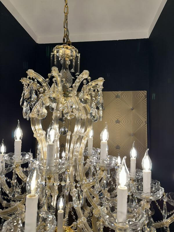 Luxus Kronleuchter mit goldenem Messing und funkelndem Kristall, 15+10+5+1 Leuchten, Ø120cm.