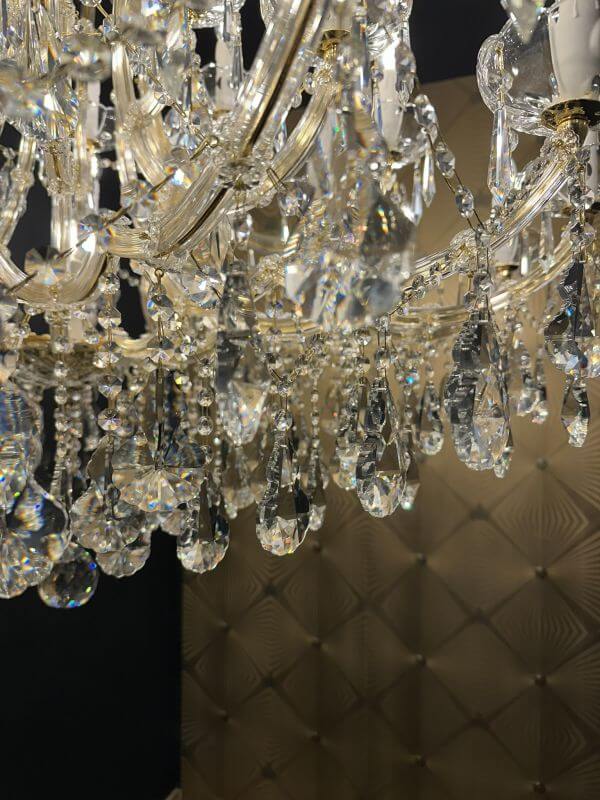 LUXUS KRONLEUCHTER Gold Maria Theresia mit funkelnden Kristallanhängern und elegantem Design.