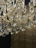 LUXUS KRONLEUCHTER Gold Maria Theresia mit funkelnden Kristallanhängern und elegantem Design.