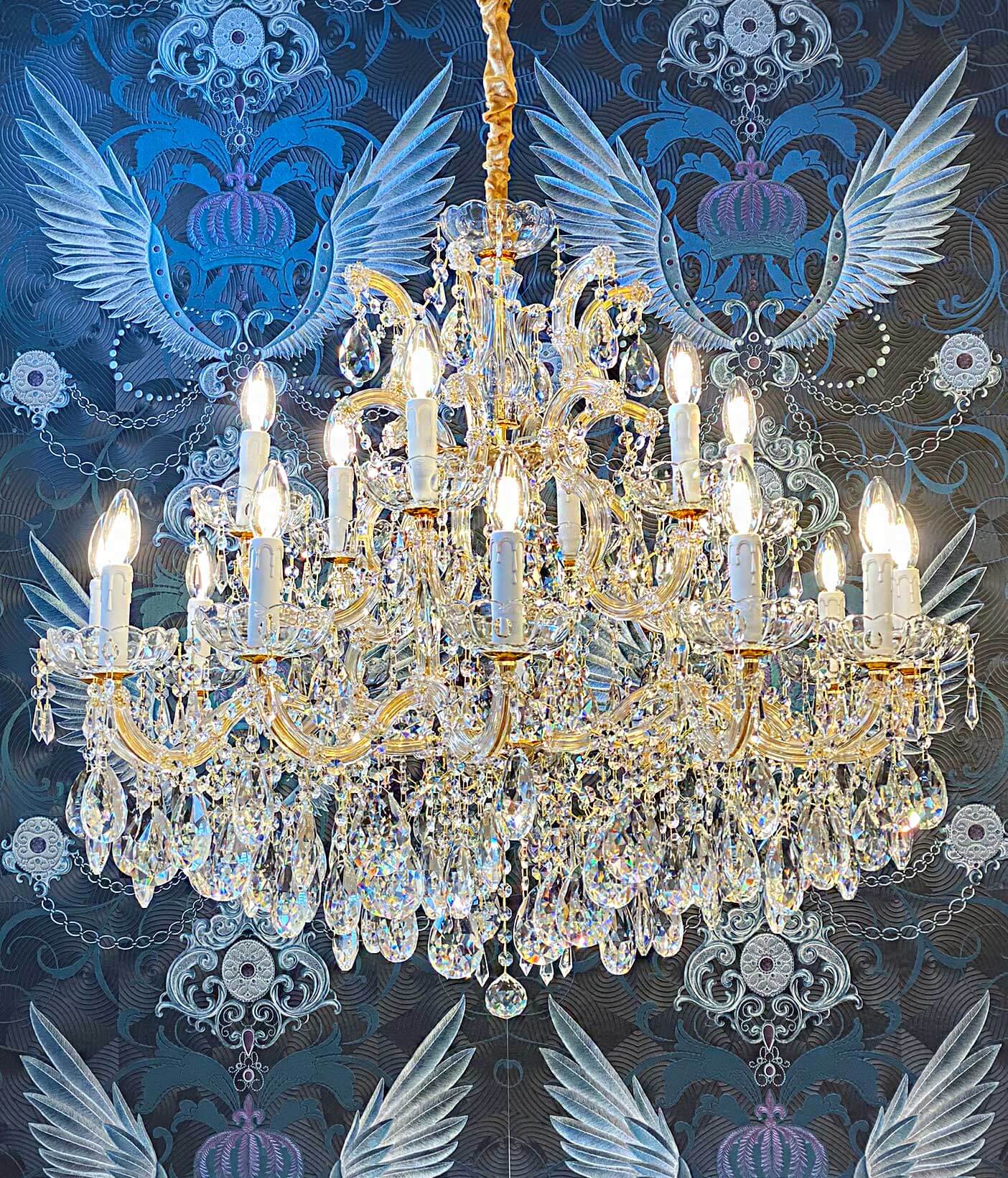 Exklusiver Kristall Kronleuchter Munich in Gold mit 18 Armen, Kristallglas, Ø95cm, dimmbar, aufwendiges Design mit vergoldetem Metall.