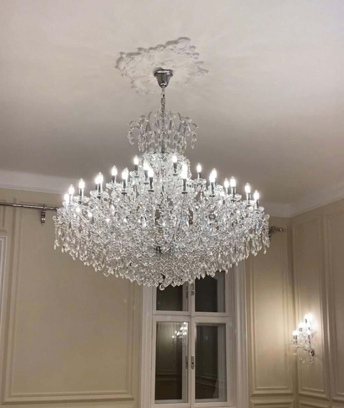Luxurious Kristall Kronleuchter in silver with 42 arms and sparkling crystal glass, ideal for elegant home decor.