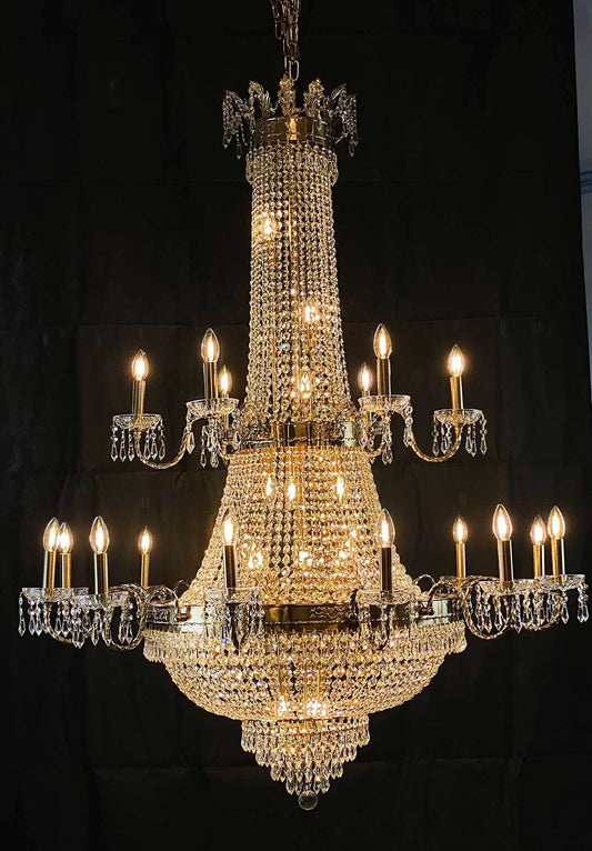 Rießiger Kristall Korblüster mit 41 Leuchten, Eisen und Glas, 120cm Ø, dimmbar, hängend in einem Raum, luxuriöser Kronleuchter.