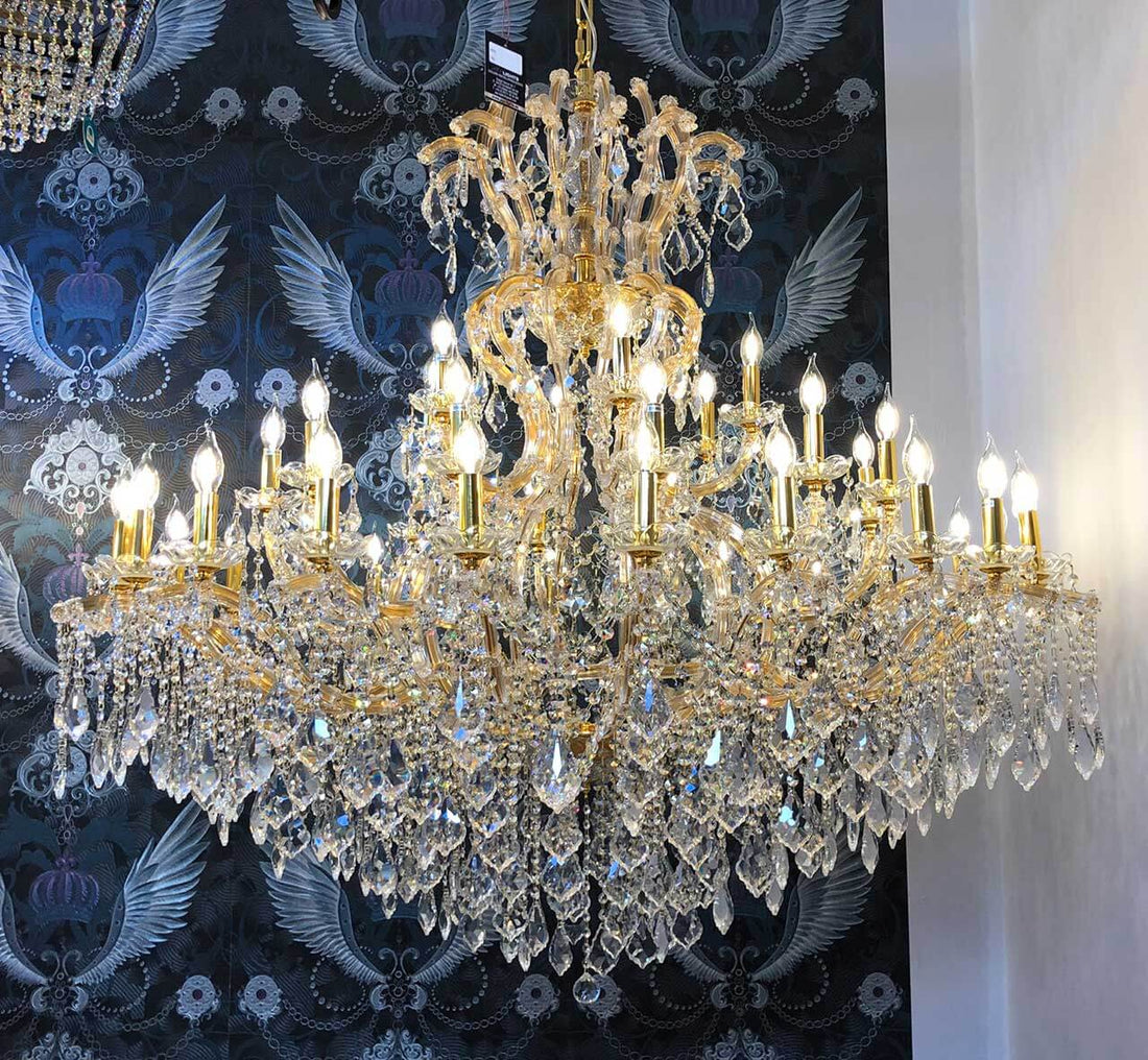 Luxus Kronleuchter Gold Maria Theresia Ø150cm, 42 Leuchten, geschliffenes Kristallglas, dimmbar, edles Design. Hochwertige Beleuchtung.
