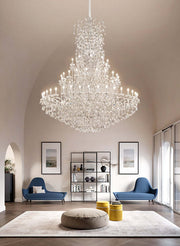 Masiero Aqaba Maria Theresa Kronleuchter Groß Ø245cm Höhe290cm 70Leuchten mit funkelnden Kristallen im eleganten Wohnzimmer