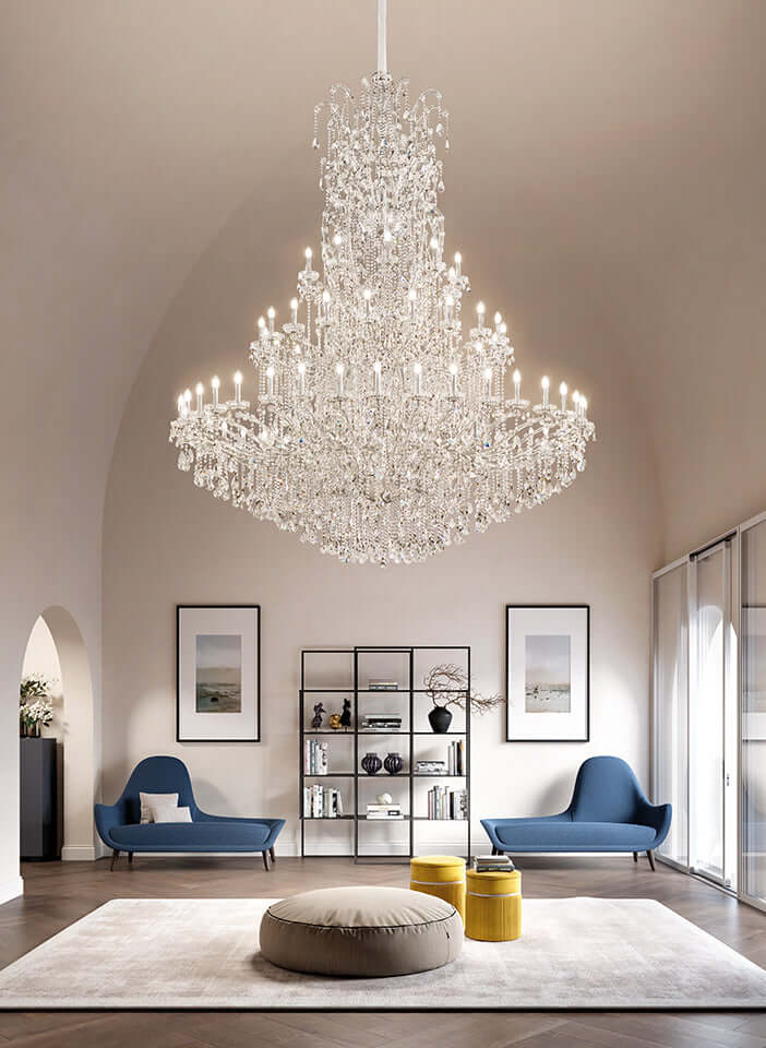 Masiero Aqaba Maria Theresa Kronleuchter Groß Ø245cm Höhe290cm 70Leuchten mit funkelnden Kristallen im eleganten Wohnzimmer