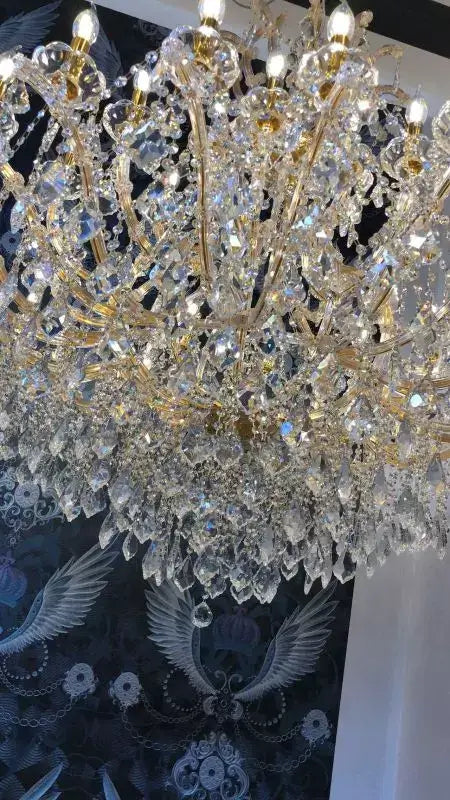 Luxus Gold Maria Theresia Kronleuchter with glass-covered arms, 42 lights, sparkling crystal, Ø150cm, lavish and elegant design.
