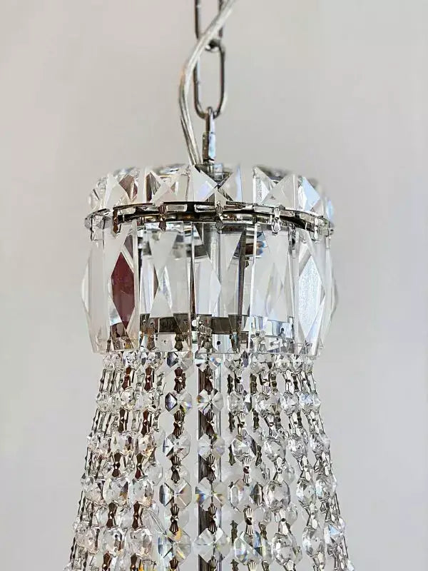 Korblüster Settat Ø40cm in Chrom with crystal design, dimmable lighting, and adjustable chain. Elegant chandelier close-up view.