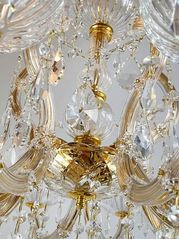Luxurious Kristall Kronleuchter with gold accents and crystal glass arms, featuring intricately cut crystal glass pendants.