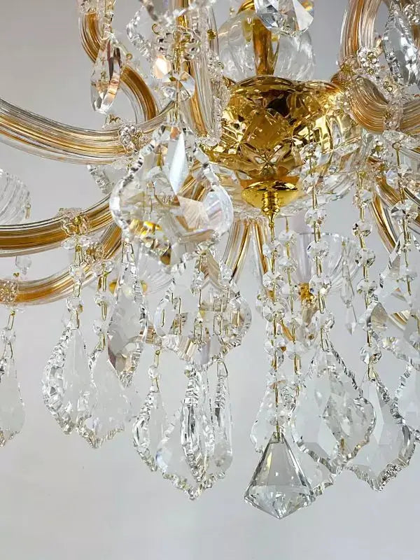 Gold Kristall Kronleuchter SERENADE mit Kristallglas ummantelt, zeigt 10 geschliffene Leuchtenarme, Durchmesser Ø72cm.