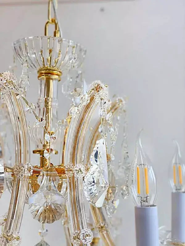 Exklusiver Kristall Kronleuchter mit vergoldeten und Kristallglas-Armen, Detailansicht der Leuchtenarme mit E14 LED Leuchtmittel.