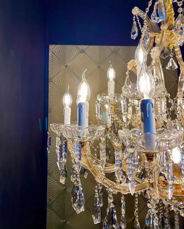 Exklusiver Kristall Kronleuchter Michelangelo aus Gold mit Kristallglas-Armen und dimmbaren LED-Leuchten, 95cm Durchmesser.