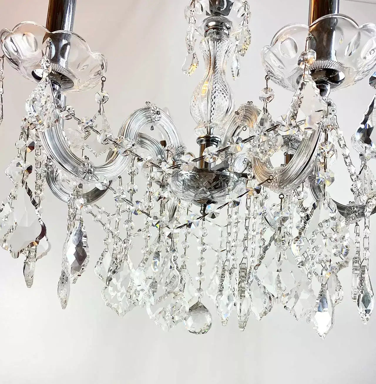 Elegant Kristall Kronleuchter Ø60cm mit 6 Kristallglas-Armen, dimmbar, Messing und Metall, verziert mit geschliffenen Kristallen.