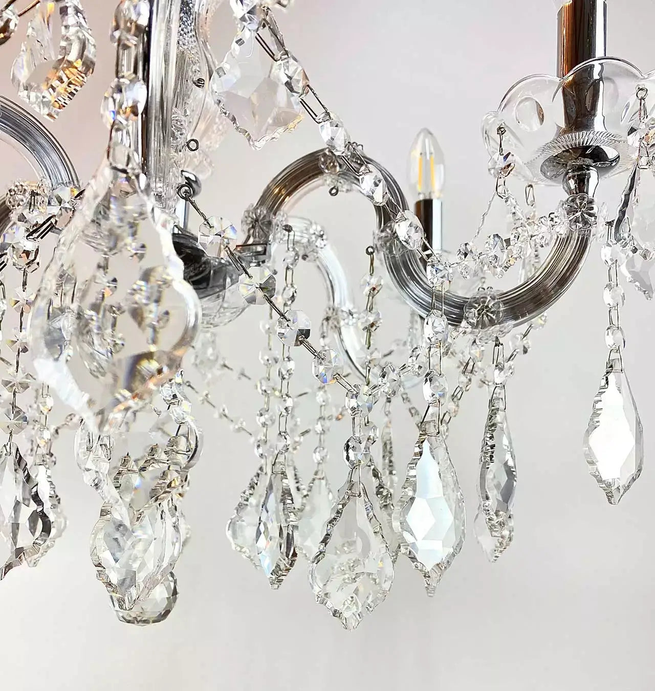 Detail of Kristall Kronleuchter Ø60cm with crystal glass arms, showcasing elegant cut crystals and intricate design for luxurious lighting.