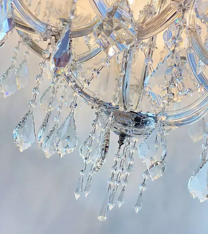Close-up of Kristall Kronleuchter Mozart with crystal glass arms and sparkling lead crystals, diameter 80cm, 12 lights, dimmable.