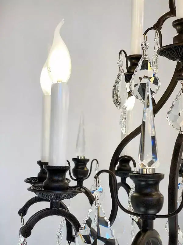 Antiker Kristall Kronleuchter aus Eisen mit 12 Leuchten, funkelnden Kristallen, LED Kerzen, und antikem Design für elegantes Ambiente.