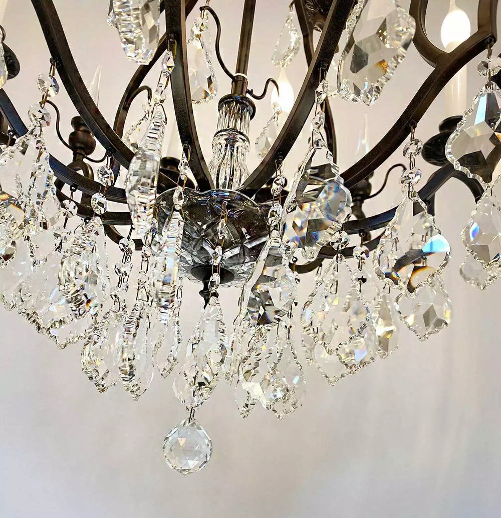 Antiker Lüster Kristall Kronleuchter PARIS aus Eisen mit 12 funkelnden Kristallen, dimmbar, Höhe 107cm, anpassbare Kette bis 160cm.