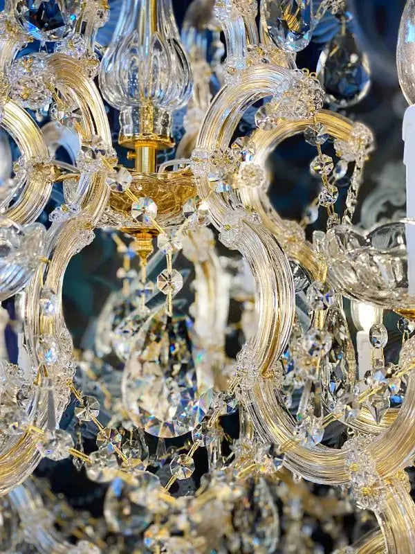 Exklusiver Kristall Kronleuchter Munich Gold mit 24kt Vergoldung und Kristallglas-Arme, 18 Leuchten, Detailansicht.