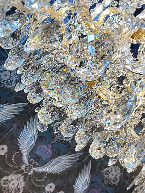 Exklusiver Kristall Kronleuchter Munich Gold mit 24kt Vergoldung und Kristallglas, beeindruckende Lichtbrechung, luxuriöses Design.