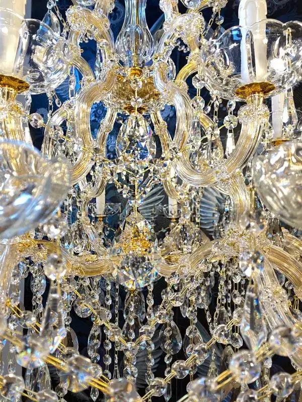 Exklusiver Kristall Kronleuchter Munich Gold mit 18L Design, 24kt Vergoldet, Kristallglas-Arme, Ø95cm, Dimmbar, E14 Leuchtmittel.