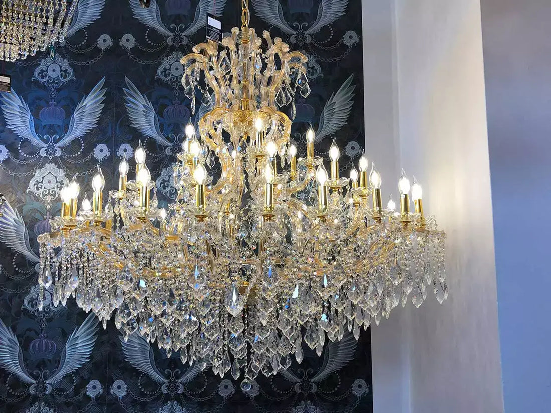 Luxus Kronleuchter Gold Maria Theresia Ø150cm mit 42 Leuchten und kristallgläsernen Armen in elegantem Raum