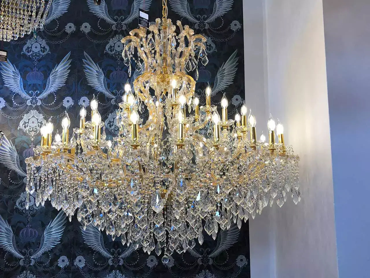 Luxus Kronleuchter Gold Maria Theresia Ø150cm mit 42 Leuchten und kristallgläsernen Armen in elegantem Raum