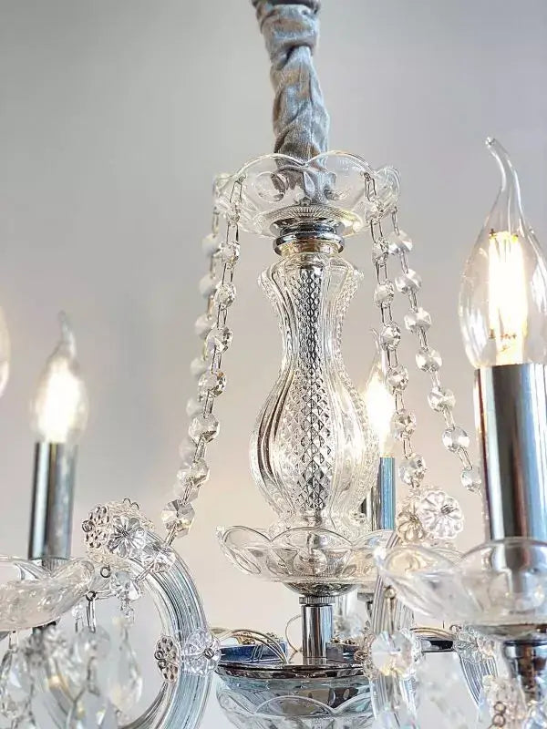 Eleganter Kristall Kronleuchter mit funkelnden Bleikristallanhängern, fünf dimmbare Leuchten, Ø48cm, hochwertiges Design aus Chrom und Kristallglas.