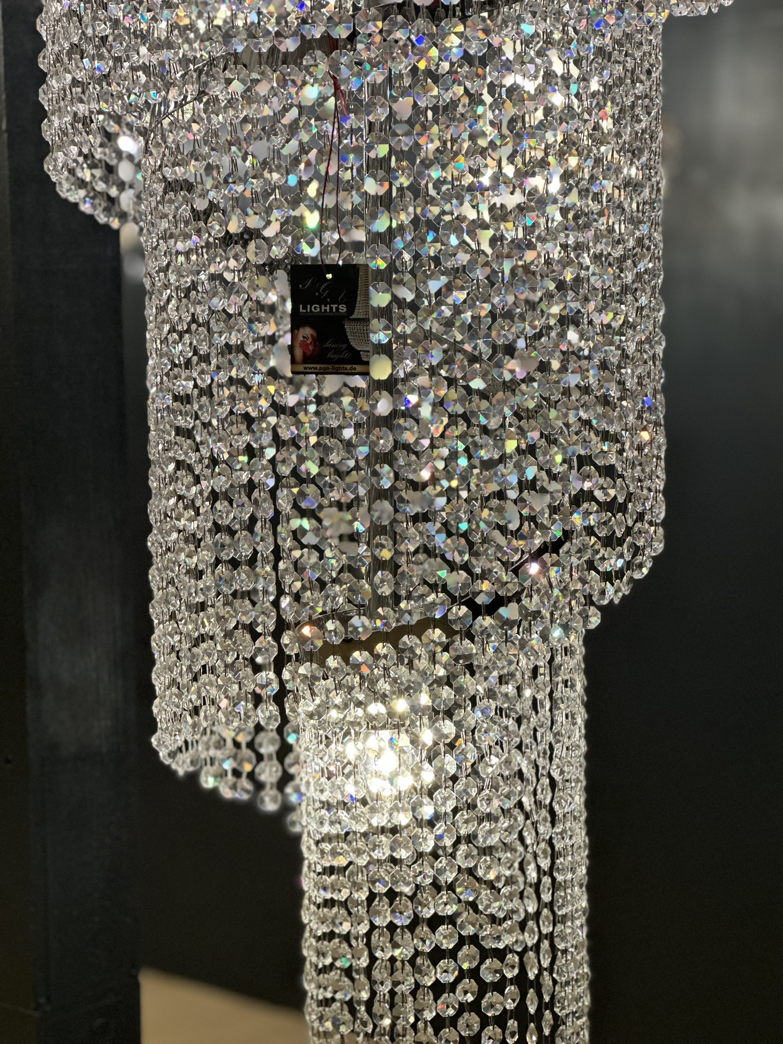 PGA-Lights Twister Sprirallleuchter Pendelleuchter Ø50cm Höhe145cm in Silberfarben mit funkelnden Kristallen Showroom%